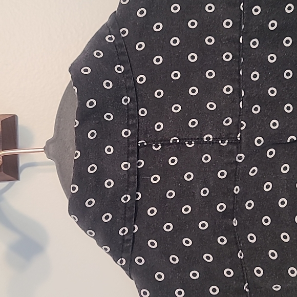 Circle pattern b/w button up - Picture 2 of 3